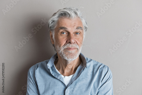 Senior lehnt an einer Wand