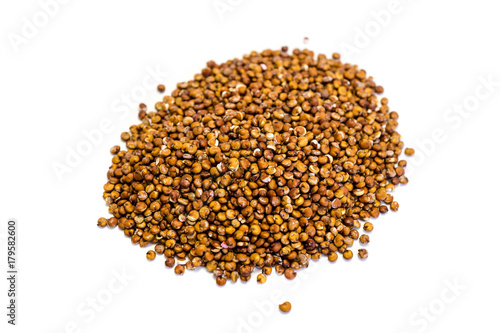 Roter quinoa isoliert freigestellt auf weißen Hintergrund, Freisteller