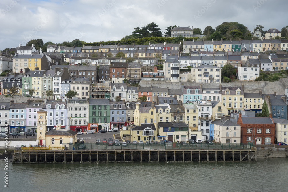 Vue de Ringaskiddy à la sortie du port de Cork en Irlande. Maisons colorées et Old Town Hall