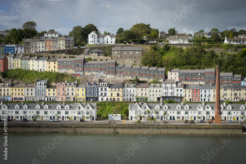 Vue de Ringaskiddy à la sortie du port de Cork en Irlande. Maisons colorées et cheminée  photo