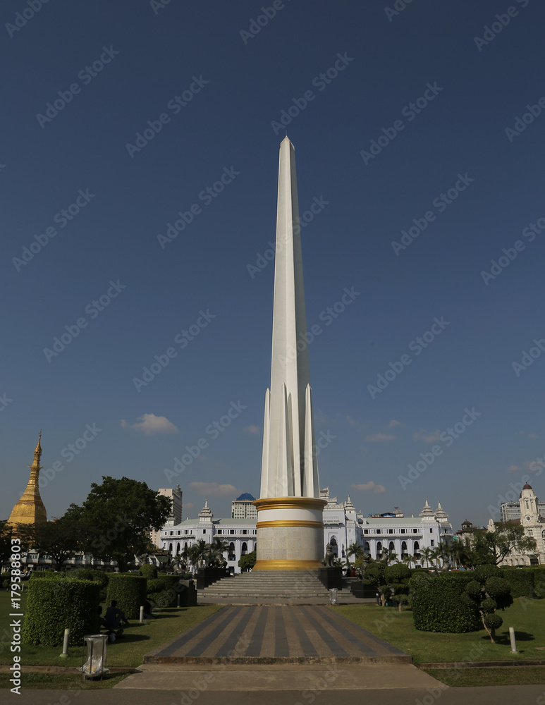 Monumento de la Independencia, Jardín Maha Bandoola en Yangon, Myanmar