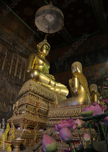 Templo Wat Rakhang Khositaram Ubosot, Bangkok, Tailandia photo