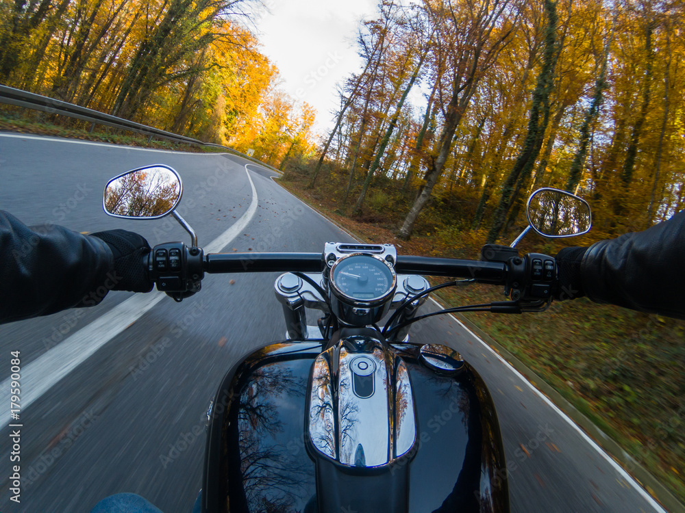 Obraz premium Zdjęcie z pierwszej osoby przedstawiające wiejską przygodę motocyklową