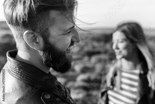 Black&white photo of a young couple with a view to the sea