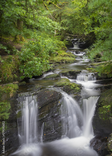 Fototapeta Naklejka Na Ścianę i Meble -  Pose longue d'une chute d'eau à Torc Mountain près du lac de Muckross, dans le parc de Killarney