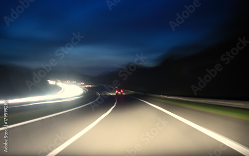 voiture conduisant de nuit