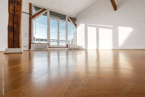 Fototapeta Naklejka Na Ścianę i Meble -  empty room with wooden floor and terrace window -