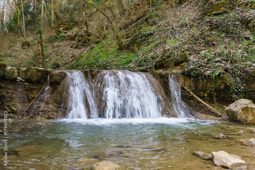Obraz premium The rapids of a mountain river in the vicinity of the town of Goryachiy Klyuch
