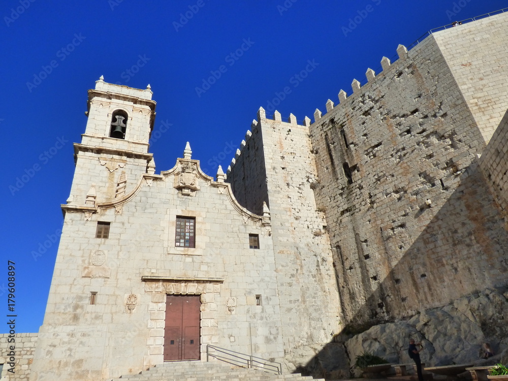 Peñíscola es un municipio de la Comunidad Valenciana, España, situado en la costa norte de la provincia de Castellón, en la comarca del Bajo Maestrazgo Peñíscola es un municipio de la Comunidad Valenciana, España, situado en la costa norte de la provincia de Castellón, en la comarca del Bajo Maestrazgo