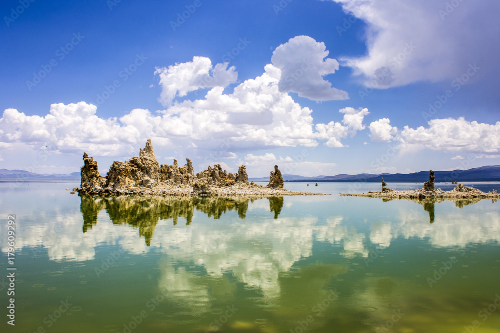 Naklejka premium Mono Lake, a large, shallow saline soda lake in Mono County, California, with tufa rock formations