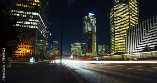 Φωτογραφία Skyscrapers in Paris business district La Defense