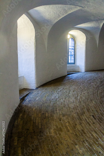 Fotografi Spiral ramp of the Round tower in Copenhagen, Denmark