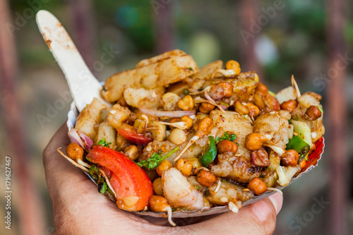 Fototapeta Naklejka Na Ścianę i Meble -  Aloo Chana Chaat - street food in Kolkata, India
