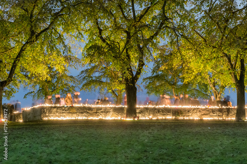 Photography Almhöjden med mänder av tända ljust på muren på toppen av kullen fotat på Allhel