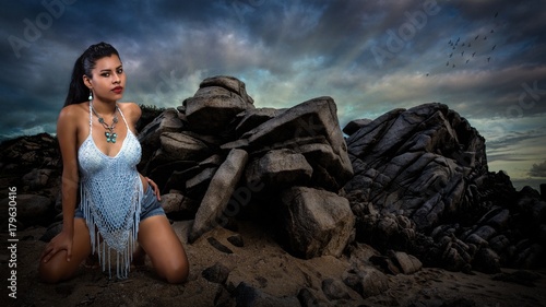 Mujer en las rocas photo