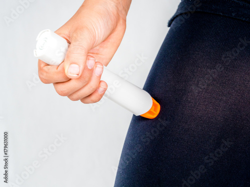 Fotografie Treating allergic reaction with the epinephrine