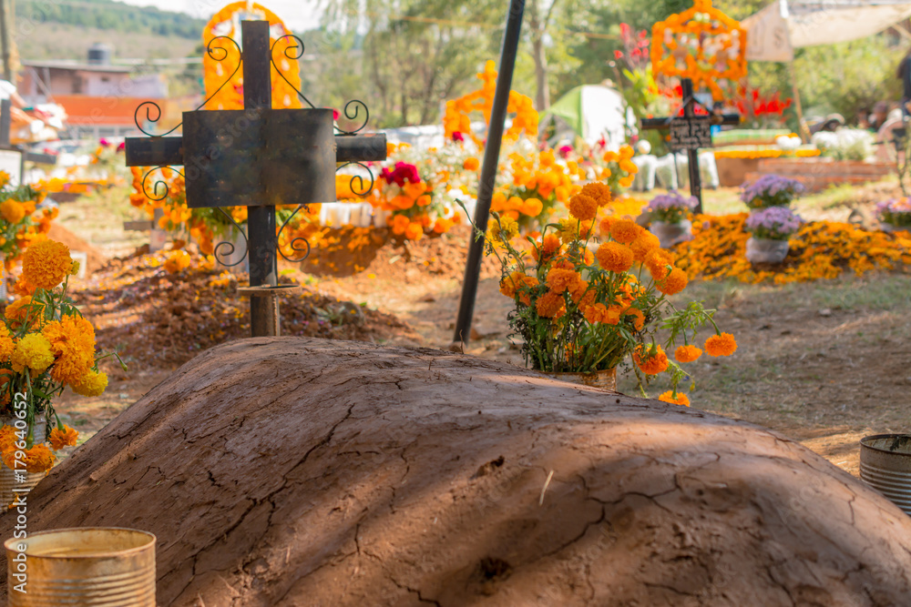 La tumba de tierra tiene su cruz en el altar de muerto. Stock Photo
