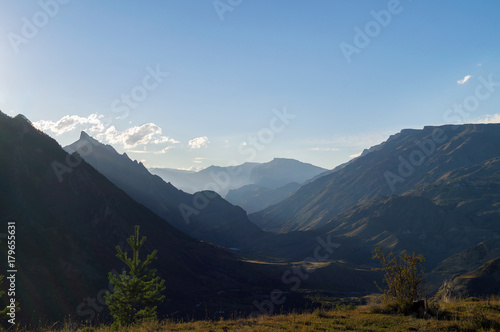 Fototapeta Naklejka Na Ścianę i Meble -  Горный пейзаж, многоплановый вид горных вершин.