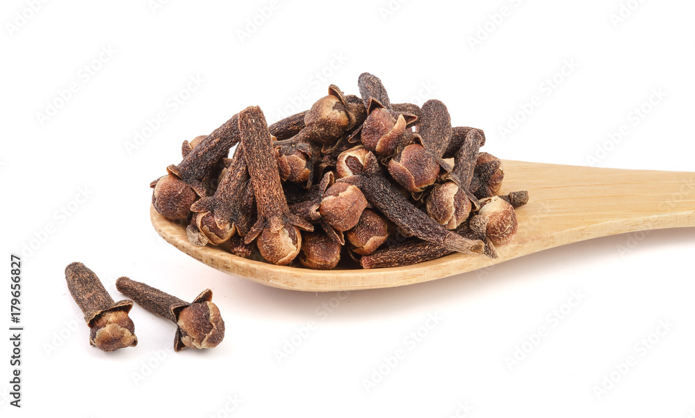 Obraz premium dry spice cloves isolated on white background