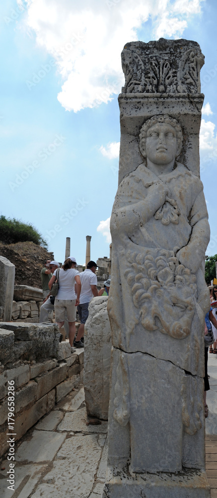 Pilier de la Porte d'Héraclès à Éphèse en Anatolie Stock Photo | Adobe Stock