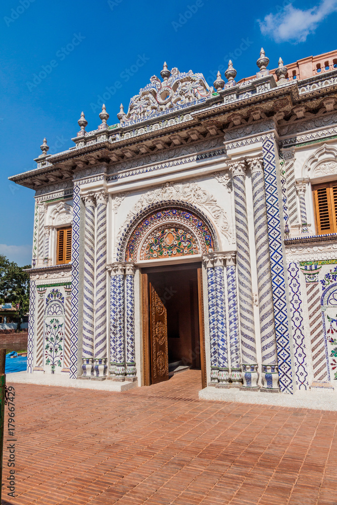 Obraz premium Sadarbari (Sardar Bari) Rajbari palace, Folk Arts Museum in Sonargaon town, Bangladesh.