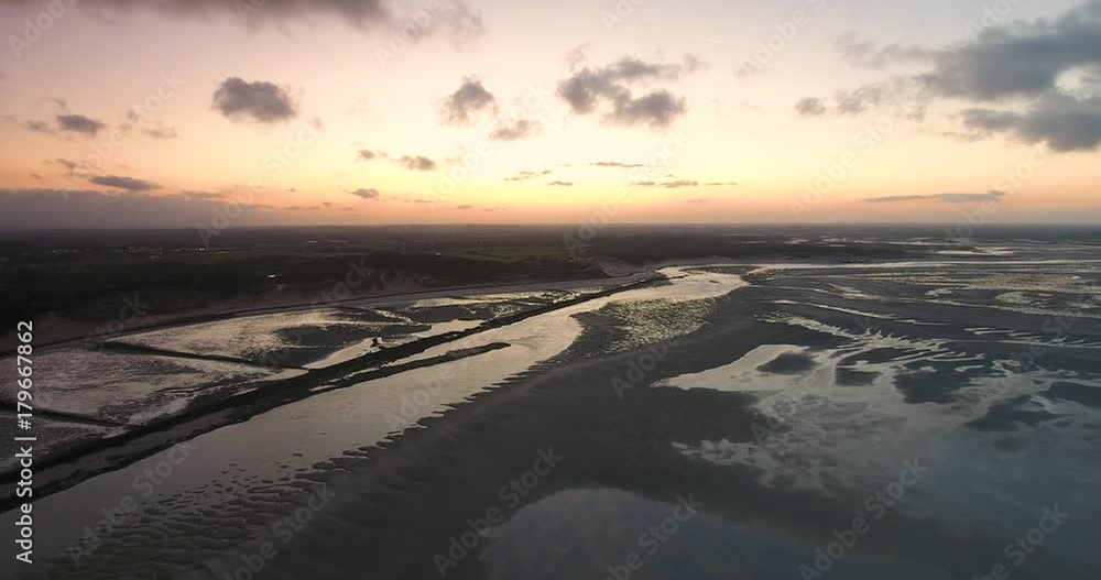 Survol de la Baie d'Authie au petit matin - Berck-sur-mer, Pas-de-Calais, Hauts-de-France Survol de la Baie d'Authie au petit matin - Berck-sur-mer, Pas-de-Calais, Hauts-de-France
