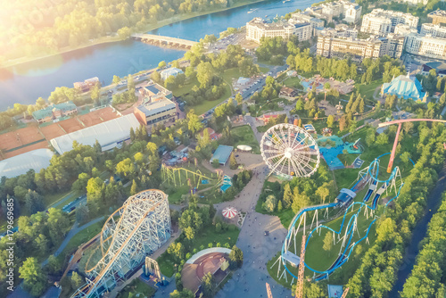 Billede på lærred Top view of the amusement park with a ferris wheel and roller coaster