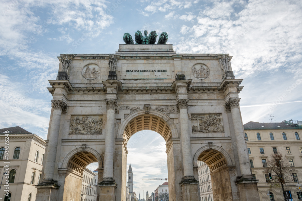 Obraz premium Siegestor in Munich, Germany with the sun behind it