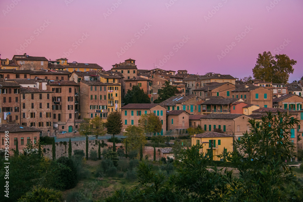 Splendido panorama urbano di Siena al tramonto, Toscana