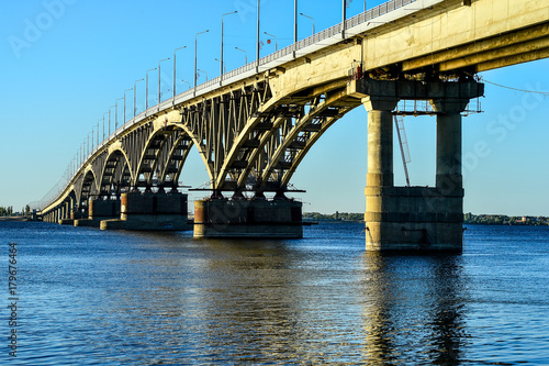 Fototapeta Naklejka Na Ścianę i Meble -  Large motor bridge across the reservoir