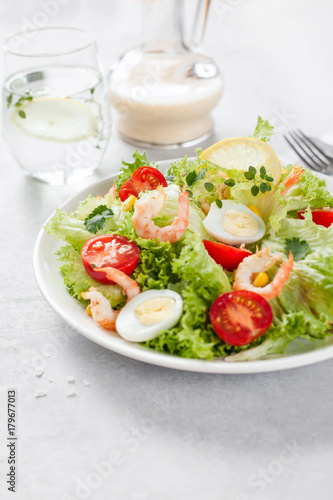 Fresh salad of lettuce and shrimp © Инесса Шустикова