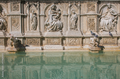 Fonte Gaia in piazza del Campo a Siena, Toscana