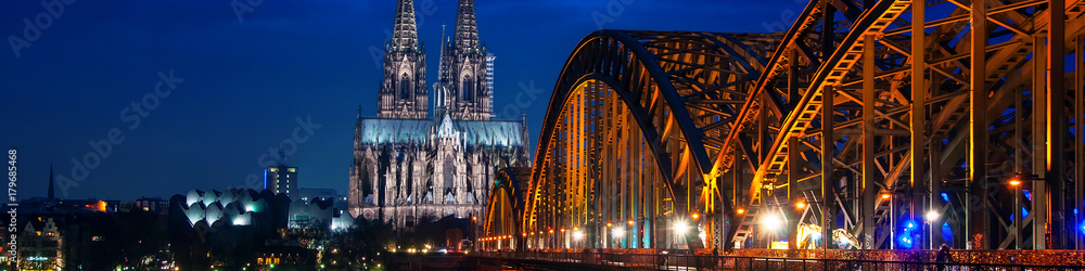 Obraz premium Cologne Cathedral, Germany at night