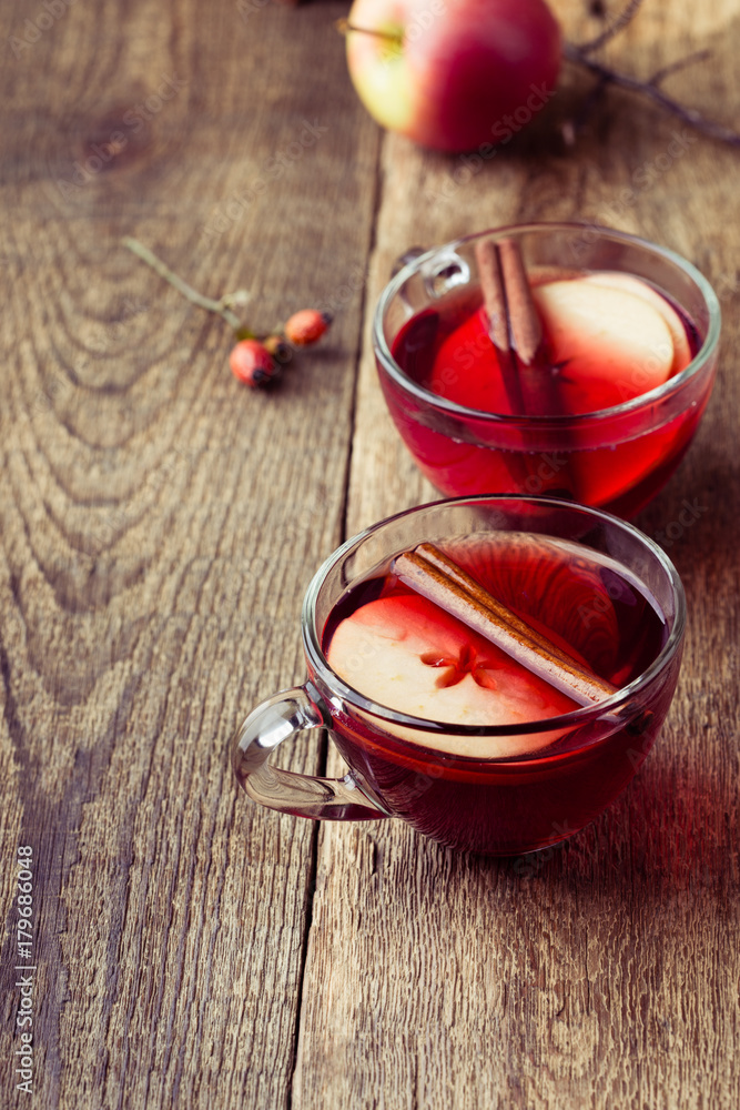 Mulled wine with apple slices Mulled wine with apple slices