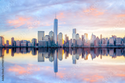 Canvas Print Manhattan Skyline with the One World Trade Center building at twilight