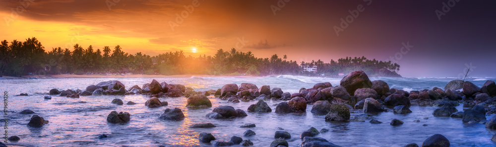 Obraz premium Tropikalna plaża na zachodzie słońca