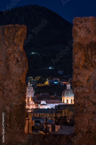 Veduta notturna della città di Carini da una finestra del castello La Grua-Talamanca, provincia di Palermo IT