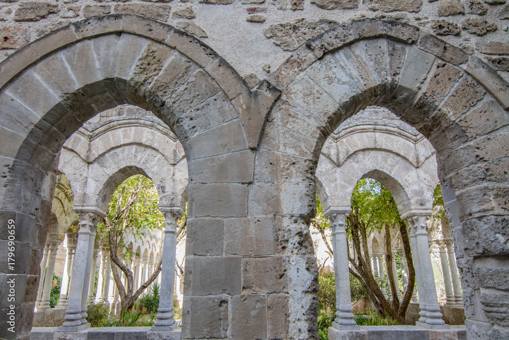Vista sul chiostro della chiesa di San Giovanni degli Eremiti, città di Palermo IT