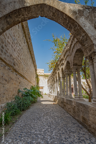 Il cortile interno della chiesa di San Giovanni degli Eremiti, città di Palermo IT