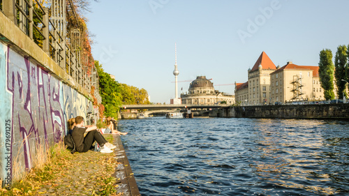 Canvas Print Chilling people at river spree