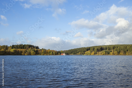 Haus am See mit Booten am Steg