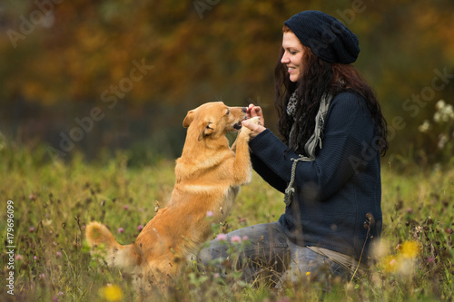 Frau gibt Hund Belohnung photo