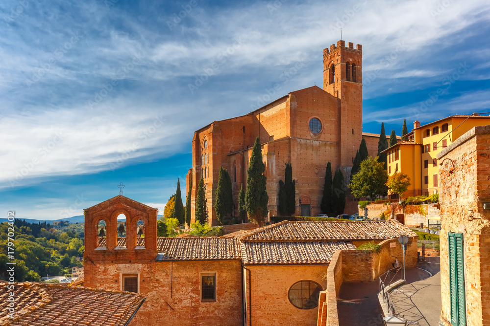 Obraz premium Beautiful view of Basilica of San Domenico, also known as Basilica Cateriniana, in medieval city of Siena in the sunny morning, Tuscany, Italy
