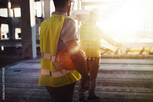 Obraz na plátně Portrait of construction engineers working on building site