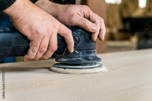 Fotografia Close up man sanding wood in workshop