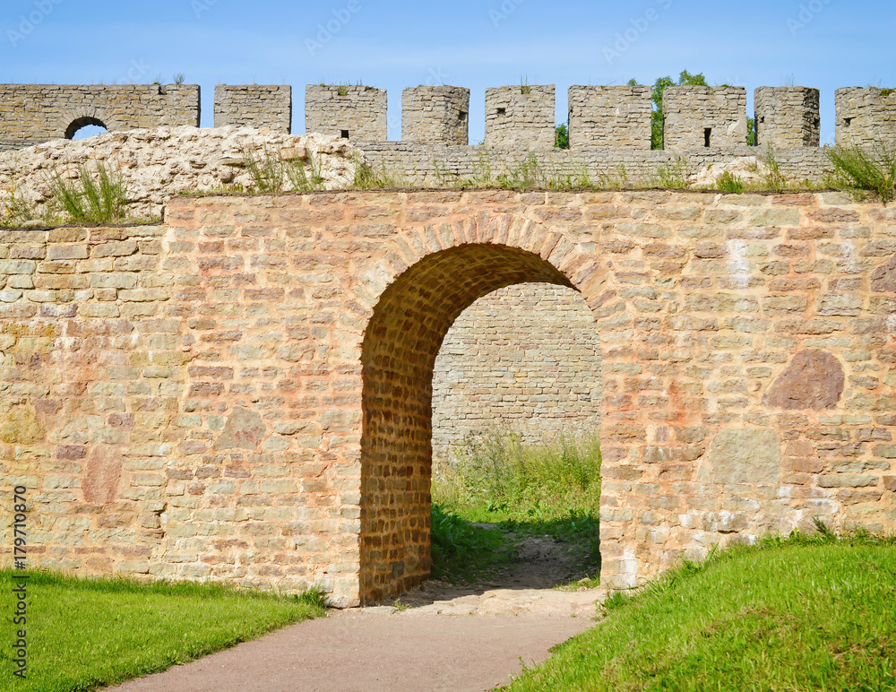 Арка в стене древней крепости.