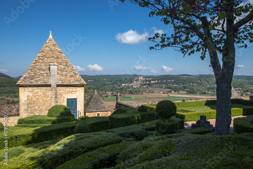 Les jardins suspendus de Marqueyssac en Dordogne , France photo