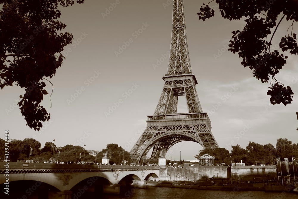 Obraz premium Torre Eiffel en sepiacolor