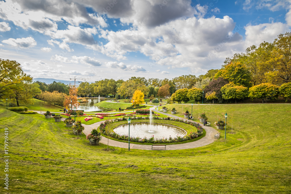 Fototapeta premium Herbst in Kurpark Oberlaa in Wien