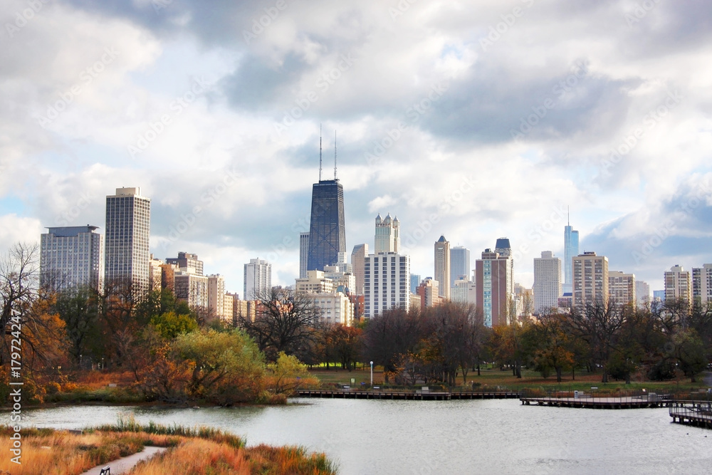Naklejka premium Miejski pejzaż i nowoczesna architektura background.Chicago panoramę centrum miasta z sąsiedztwa Lincoln Park znajduje się w Lincoln Park Zoo. Jesień pejzaż z pochmurnego nieba nad drapaczami chmur.